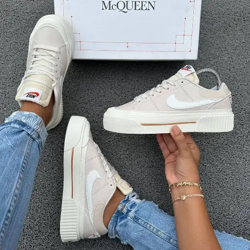 NIKE COURT LEGACY LIFT FOR HER