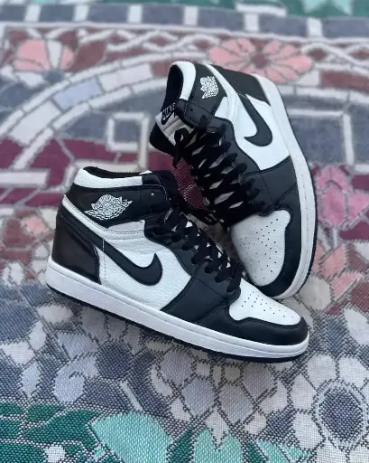 AIR JORDANS RETRO 1 OG PANDA MID